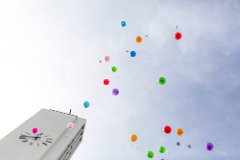 025 20160403 5853  For the final festivity wishes of the fîrst communicants are attached to a ballon and sent to the sky. : KSG