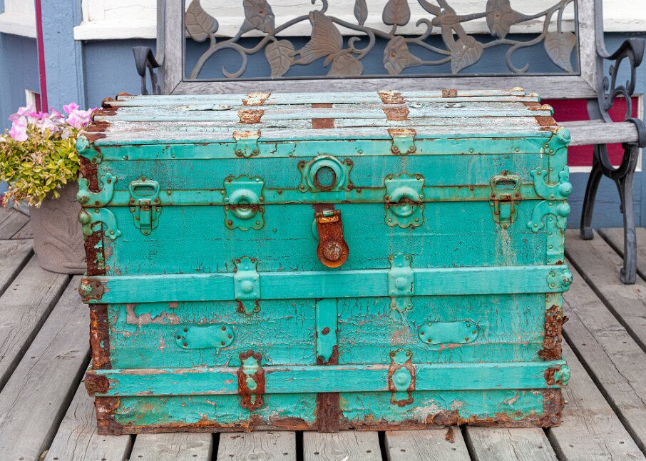 Atlin BC (Enclave Yukon), antique trunk