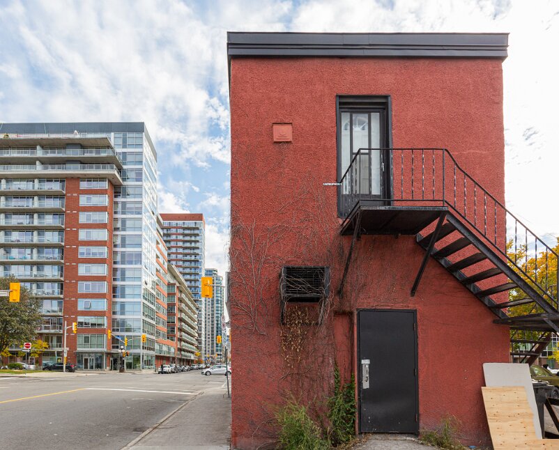 Ottawa Byward Market Place, Holdout