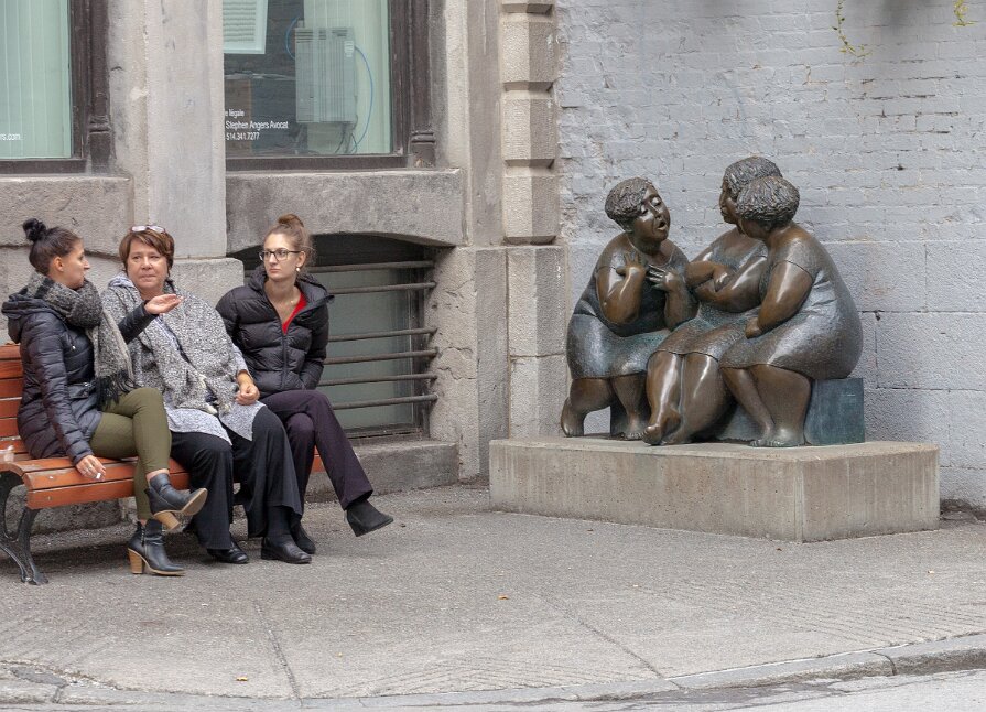 Montréal, Rue St. Paul, Scuplture "Les Chuchoteuses"