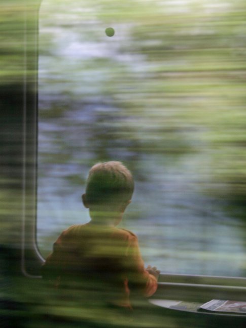 Kind beim Zugsfenster