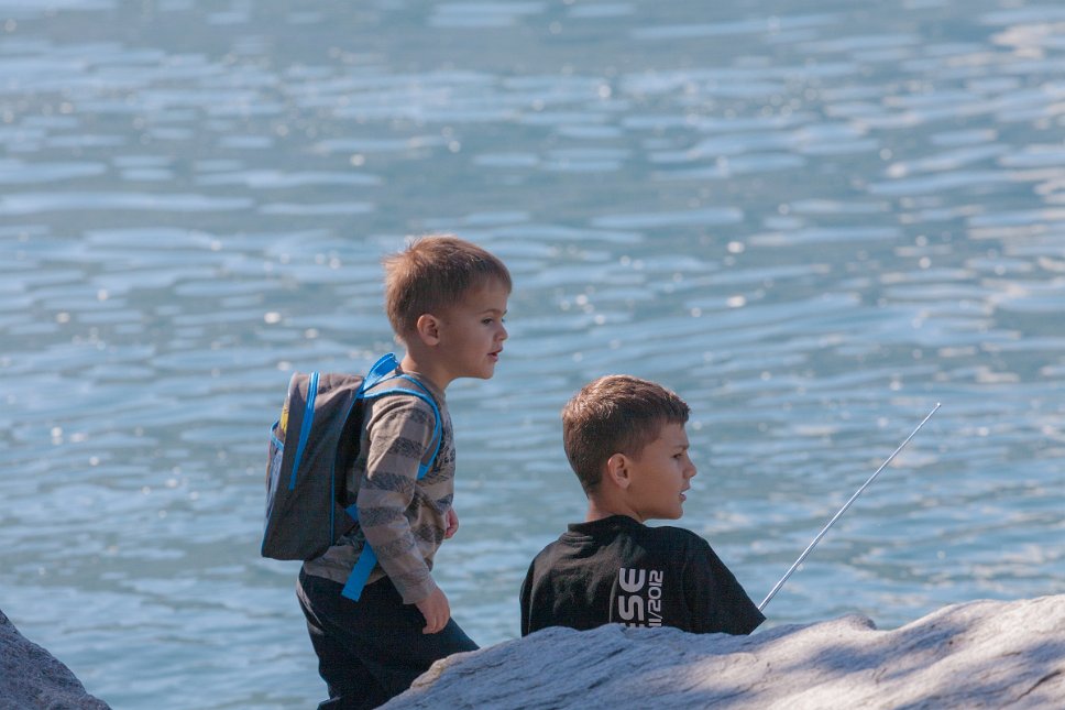 Ascona, Kinder beim Fischen