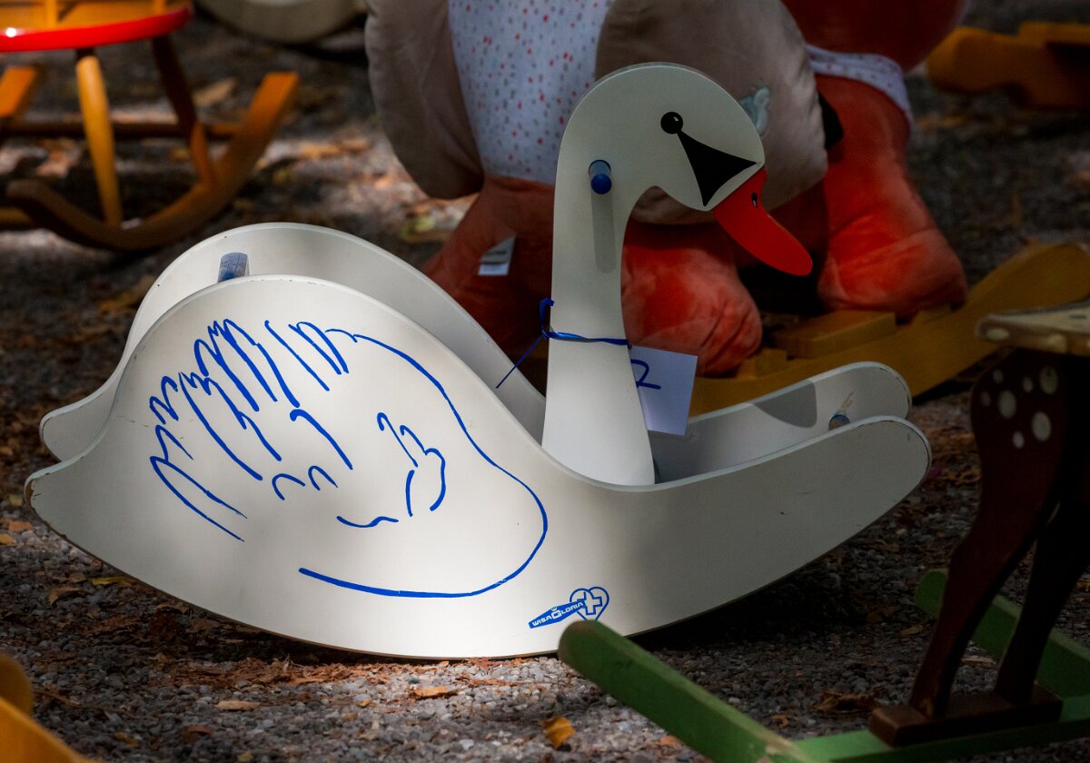 Schaukeltiere auf dem Lindenhof Schaukeltiere auf dem Lindenhof Versteigerung als Spendeaktion des Kinderhospizes Flamingo
