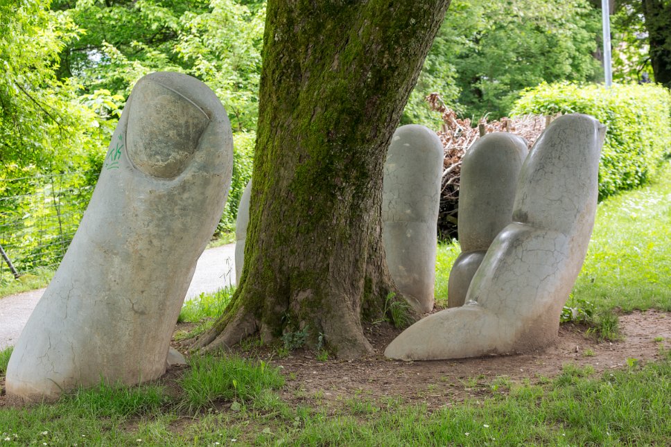 Glarus, Kunstwerk "Die Hand in Glarus"