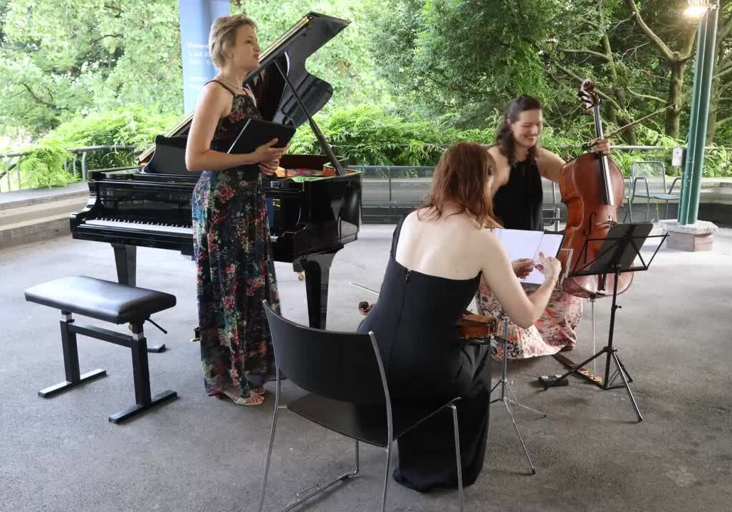 Konzert im Park 2025 Konzert im Park 2025 Arta Arnicane (Klavier), Jana Ozoliņa (Violin) und Gunta Ābele (Cello)​ spielen Werken von...